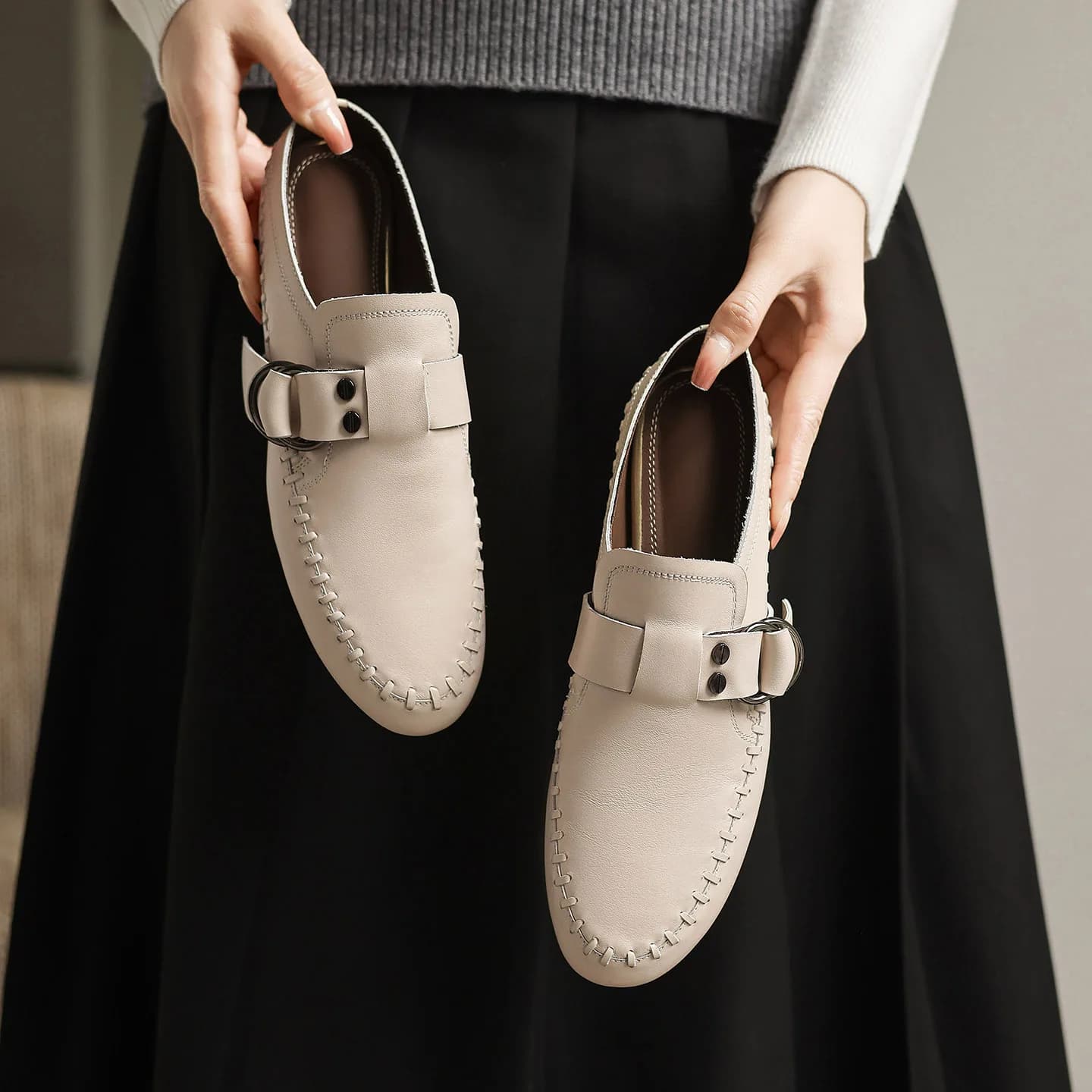 Ciabatte da donna in vera pelle con fibbia in metallo, punta chiusa, slip on scarpe da esterno piatte vintage senza schienale