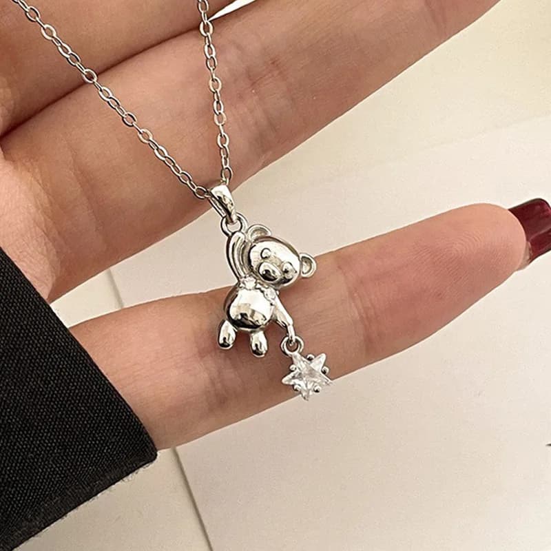 2025 Moda con collana con ciondolo orso carino color oro e argento per regalo di gioielli con collana di zirconi da donna all'ingrosso