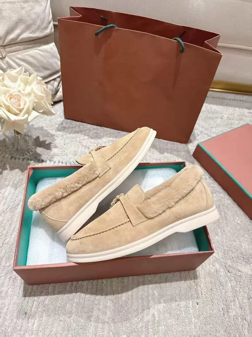 High quality winter women's flat moccasins with round tip made of genuine leather, elegant casual slippers in single piece rubber