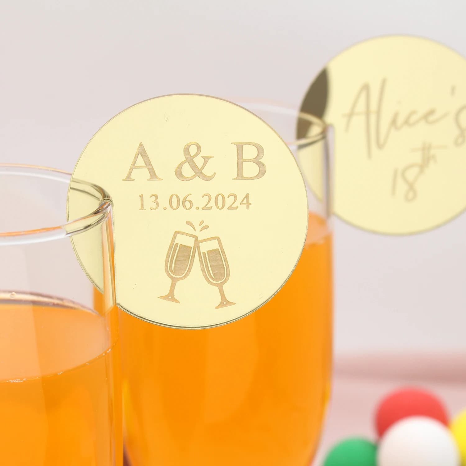 20/50/100PCS Etichette per bevande personalizzate Rotatori acrilici rotondi Nome personalizzato Festa di nozze Cocktail Decor Charms Agitatori per bevande Charms
