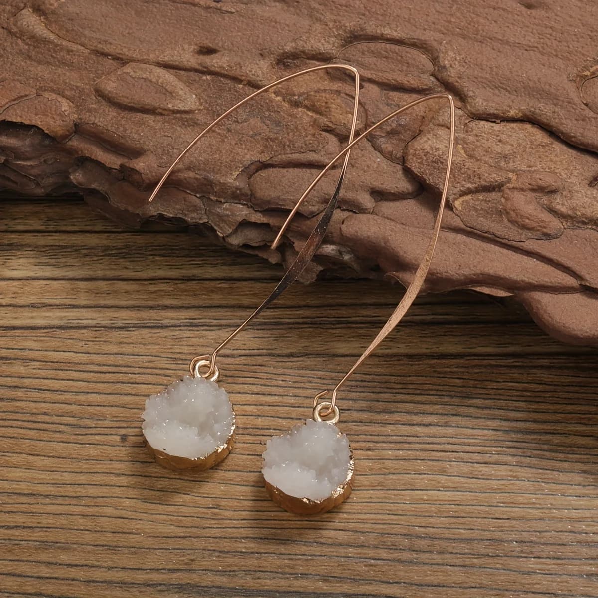 Delicati orecchini a filo con drusy in oro rosa. Cristallo scintillante, finitura testurizzata. Perfetto per lo stile boho