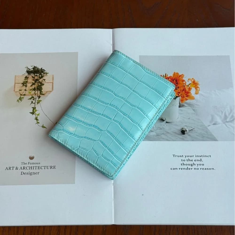 New Leather Crocodile Pattern Passport Holder, Fashionable, Simple and Portable Cowhide Passport Card Bag with Unique Texture