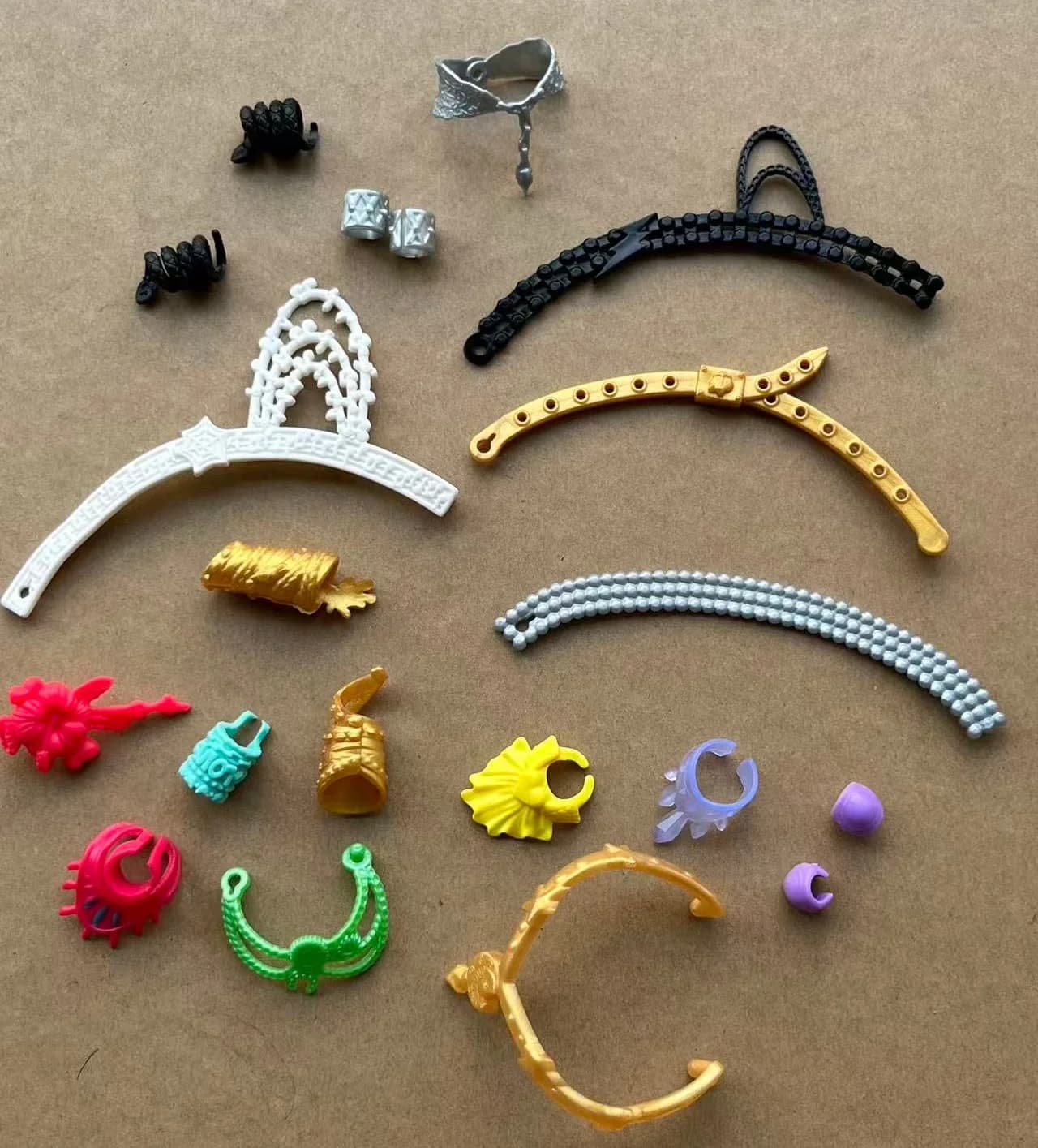 Accessori per Bambole Mostro Colorati - Collane, Cinture, Fasce per Capelli per Decorazioni di Bambole, Parti Originali per Gioco Creativo