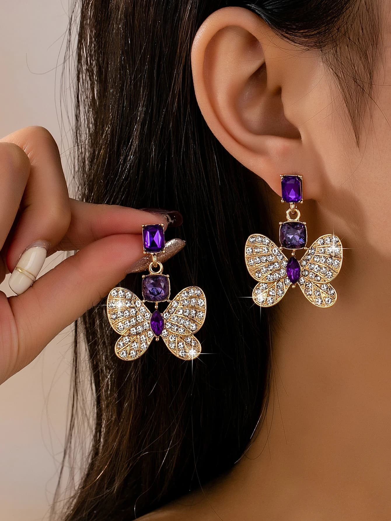 1 paio di orecchini pendenti a forma di farfalla in cristallo viola, in stile fatato, romantici, eleganti e di lusso, per donna, adatti per picnic primaverili, appuntamenti in giardino, damigelle d'onore e occasioni con abiti leggeri, da indossare con abiti floreali, camicette in chiffon, abiti dai colori chiari e abiti con sottoveste in pizzo.
