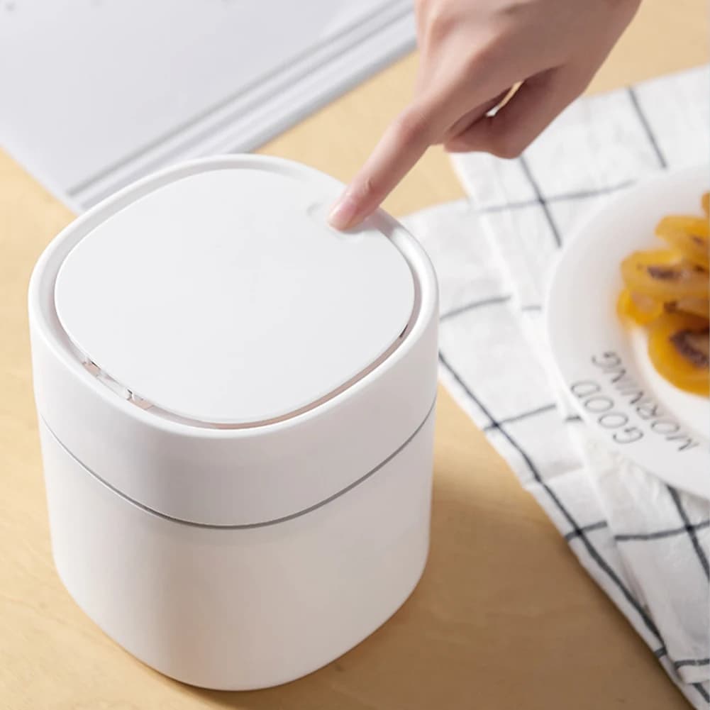 Mini pattumiera con coperchio Cestino della spazzatura da tavolo in plastica Contenitore per articoli vari in stile nordico Coperchio rimovibile per scrivania da ufficio Bagno