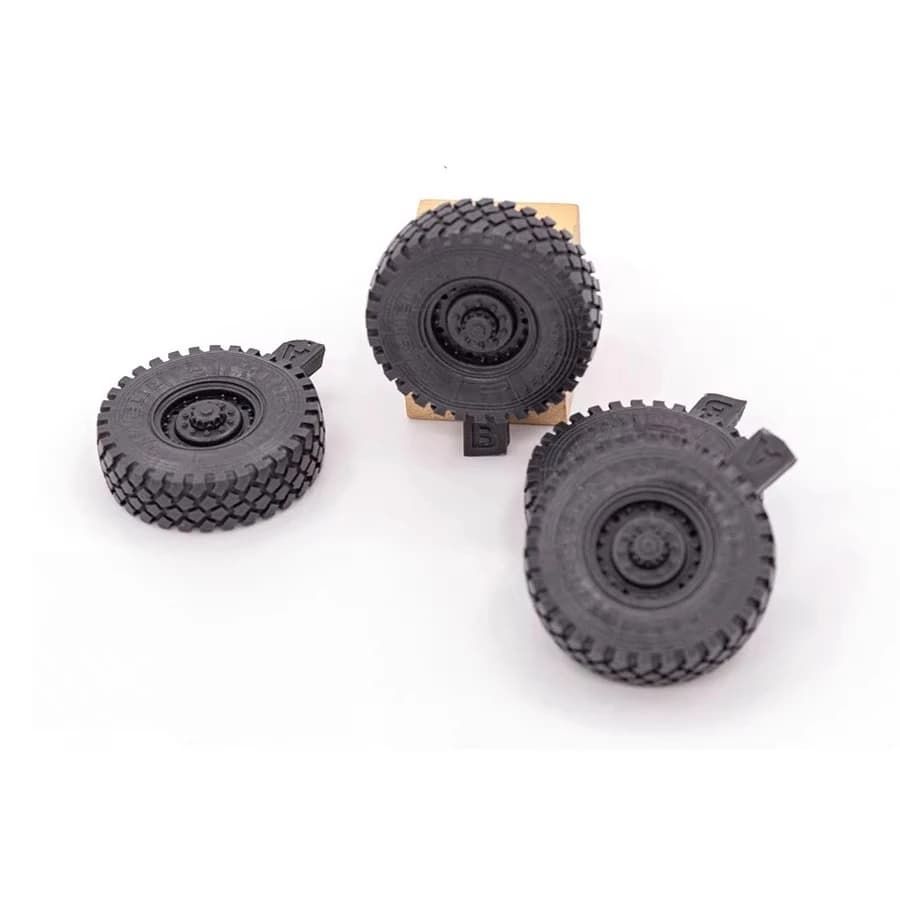 Kit di montaggio modello in resina colata 1/35, GK, pneumatico per veicolo blindato M1117, non verniciato, richiede assemblaggio