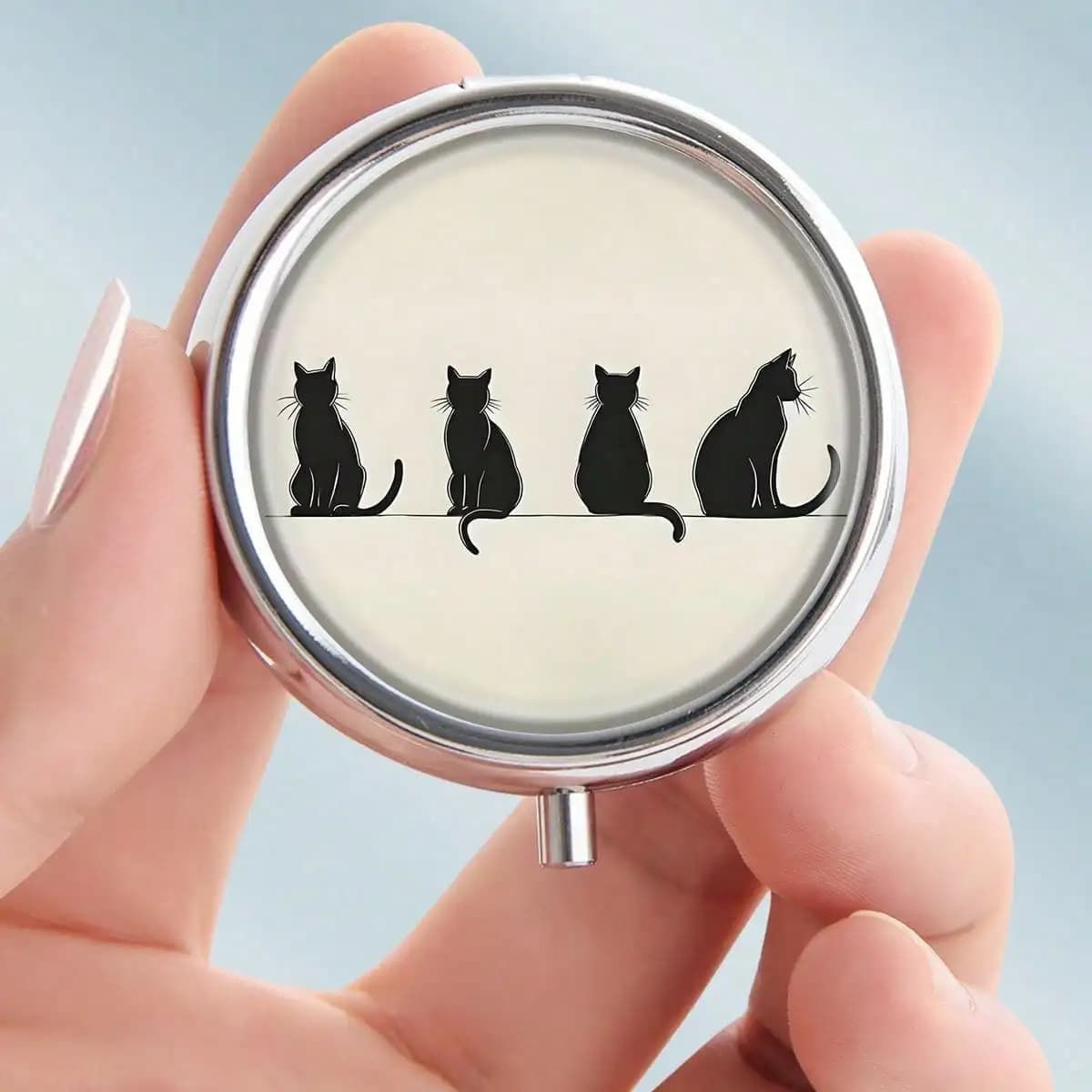 This Portable Round Metal Pill Box Features a Simple Black Cat Silhouette Design and Three Compartments, Making It an Ideal Choice for Elegantly Storing Medicines or Health Supplements. It Is Also Very Suitable for Organizing Vitamins and Storing Small Items.