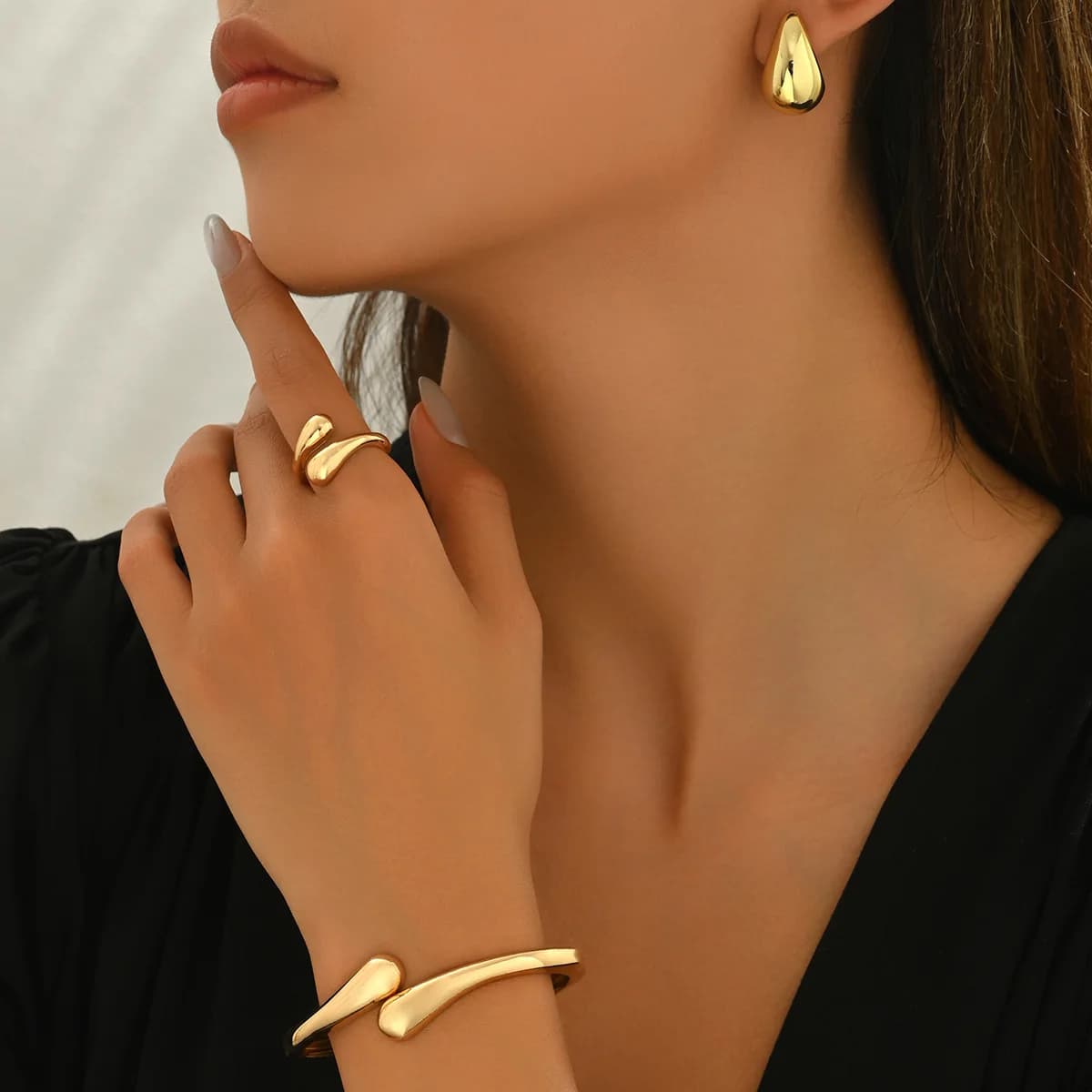 European and American style women's bracelet set, geometric earrings with water drop design, versatile and lightweight, luxury