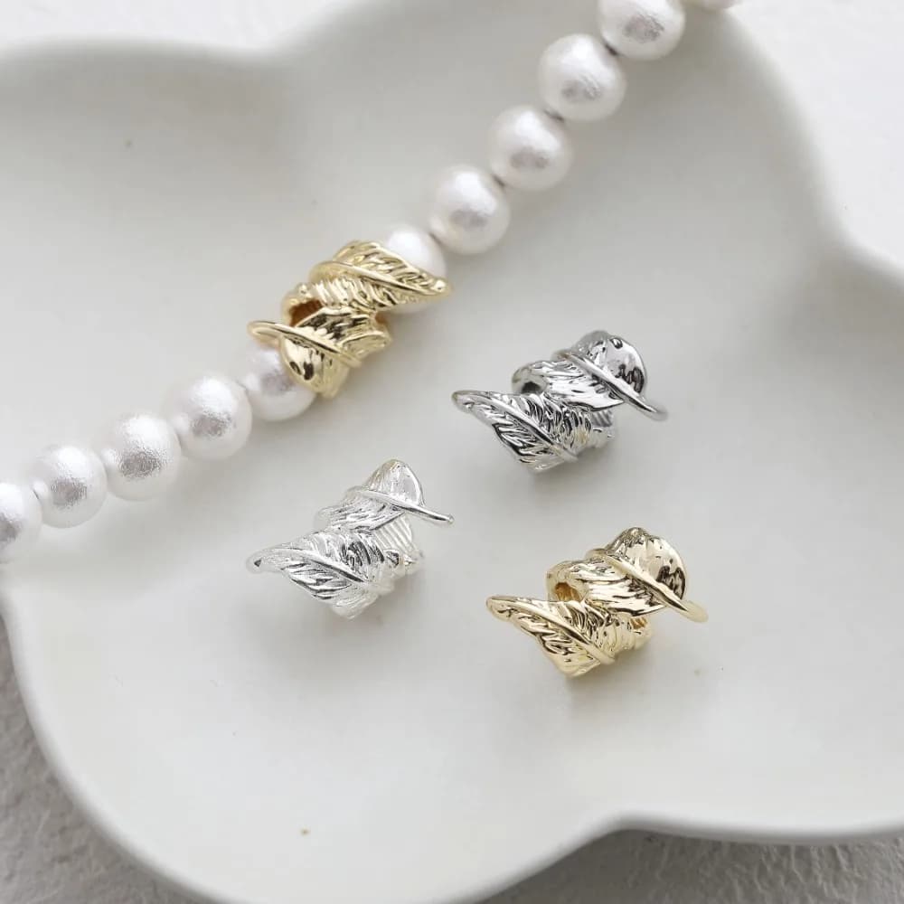 4 pezzi di perline a forma di piuma delicate per collana di perline fatta a mano placcate in oro 14 carati per la creazione di gioielli, accessori 20 * 10 mm