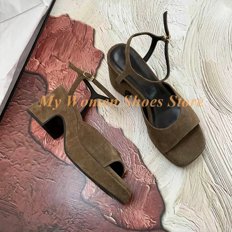 Sandali con tacco grosso e punta quadrata in pelle scamosciata, con cinturino alla caviglia, marrone e nero, foto reale, fatti a mano, collezione Runway 2026, scarpe estive da donna eleganti