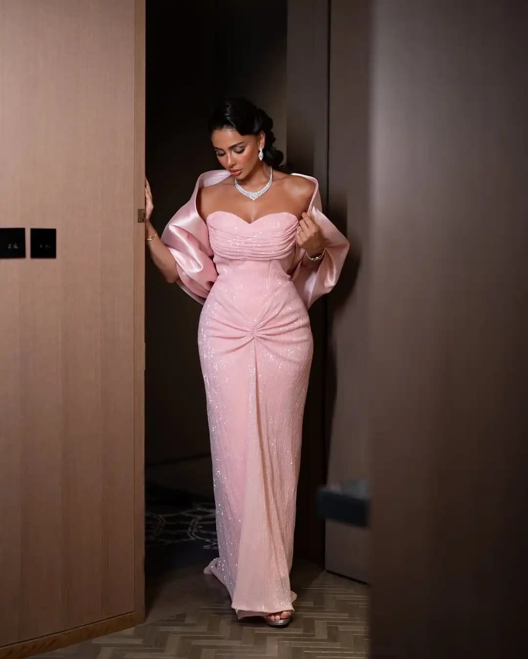 Elegante Abito da Sera Rosa con Maniche in Raso, Applicazioni di Paillettes, Vestito da Cerimonia a Sirena Personalizzabile