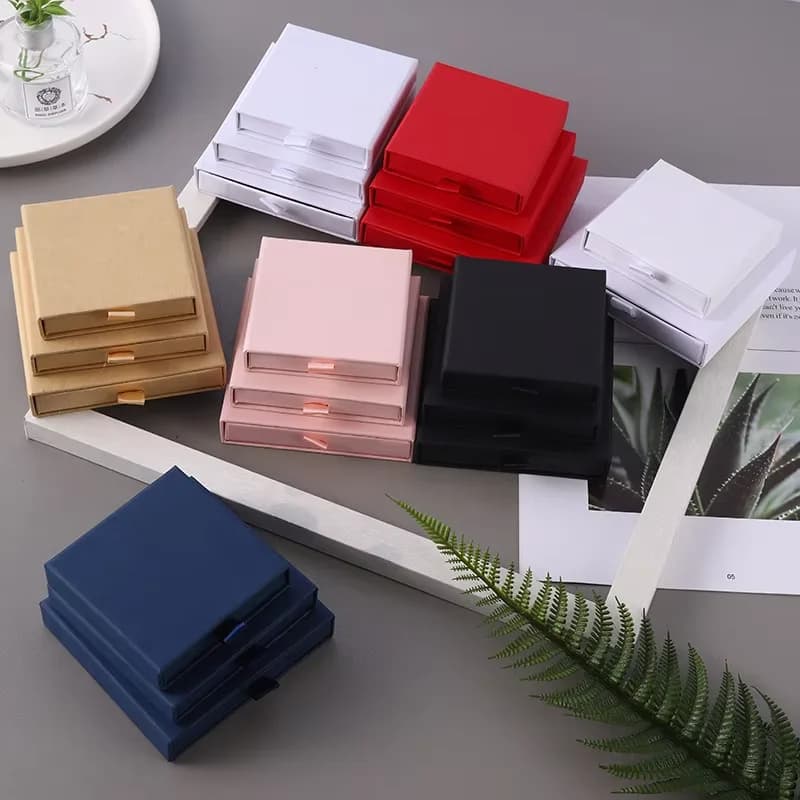 10 pz 8x8x1.7 cm Cassetto di Carta Kraft Scatola di Imballaggio di Gioielli Da Viaggio Biglietto di Auguri Collana Bracciale Orecchini Regalo Organizer Caso scatola