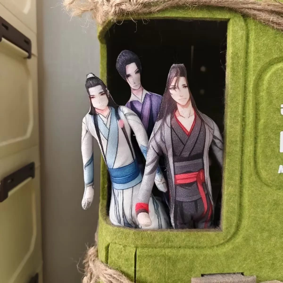 La bambola astratta di "Wei Wuxian, LAN Wangji, Jiang Cheng" senza bordo bianco da regalo del topo "L'Ancestor of the Magic Dao".