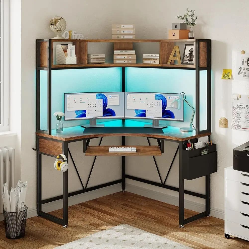 Scrivania da Gaming Angolare Triangolare 39"×62", con Luci LED, Vassoio per Tastiera, Borsa Portaoggetti, Gancio per Cuffie, per Spazi Ristretti, Marrone Rustico