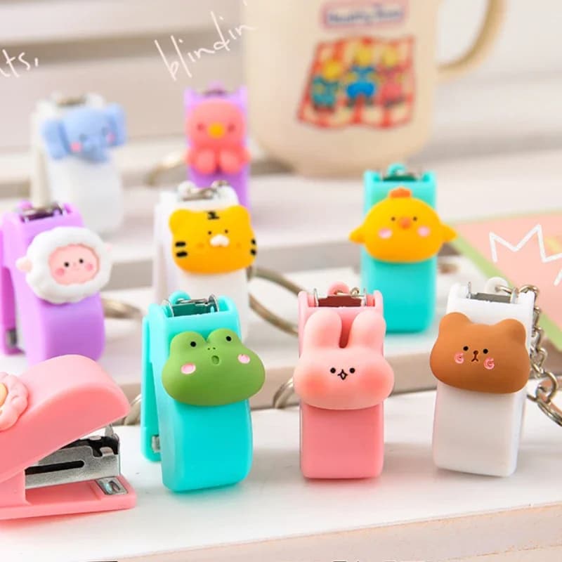 1 Pezzo Mini Graffettatrice Portatile Carina a Forma di Cartone Animato, Strumento per Rilegatura, Organizzatore di Documenti, Cancelleria per Ufficio, Forniture Scolastiche per Studenti, Portachiavi