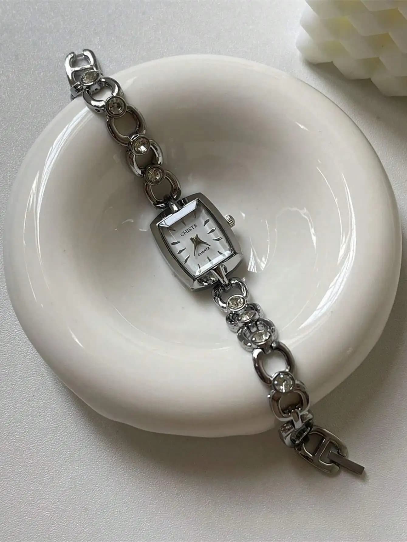 Elegante orologio da donna con quadrante quadrato piccolo e catena con accenti in cristallo