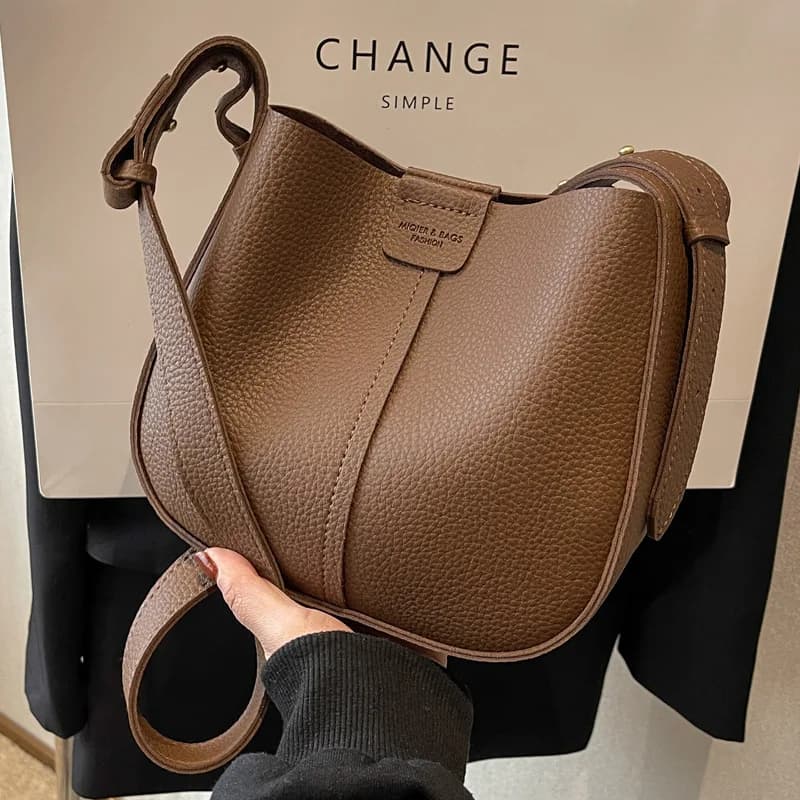 Versatile small handbag for women 2026 spring new shoulder bag fashion crossbody bag retro business daily commuter bucket bag