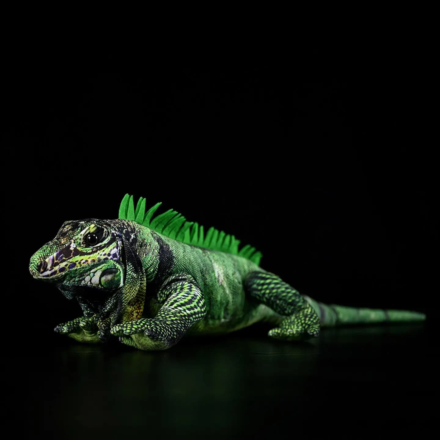 Iguana verde simulata, simpatico lucertola giocattolo di peluche, piccoli ornamenti e modelli in miniatura