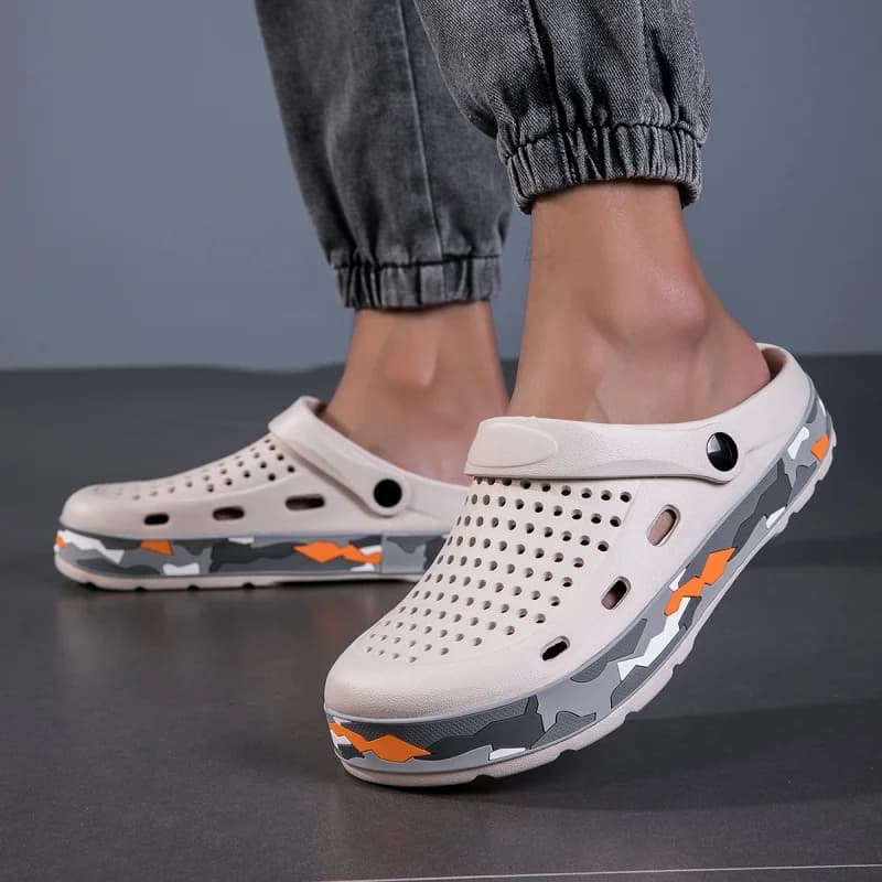Sandali da uomo Zoccoli estivi casual da uomo Scarpe da giardino in EVA morbida e traspirante Pantofole alla moda con punta chiusa per uomo 2025 Nuovo design