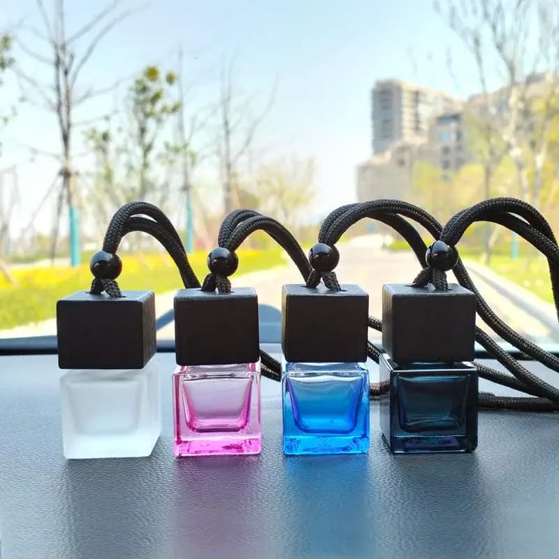 Ciondolo bottiglia di profumo in vetro vuoto per auto - Design quadrato con diffusore di fragranze montato con rivestimento nero