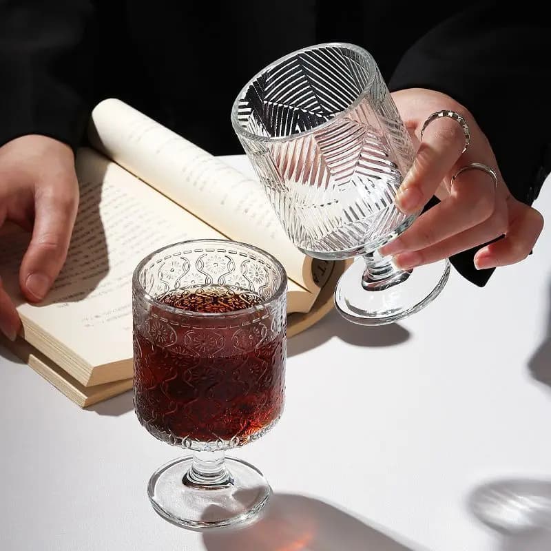 Bicchiere da vino vintage in vetro a rilievo con girasole e vento, ad alto livello estetico, design senso del succo di bevanda, bicchiere per calici