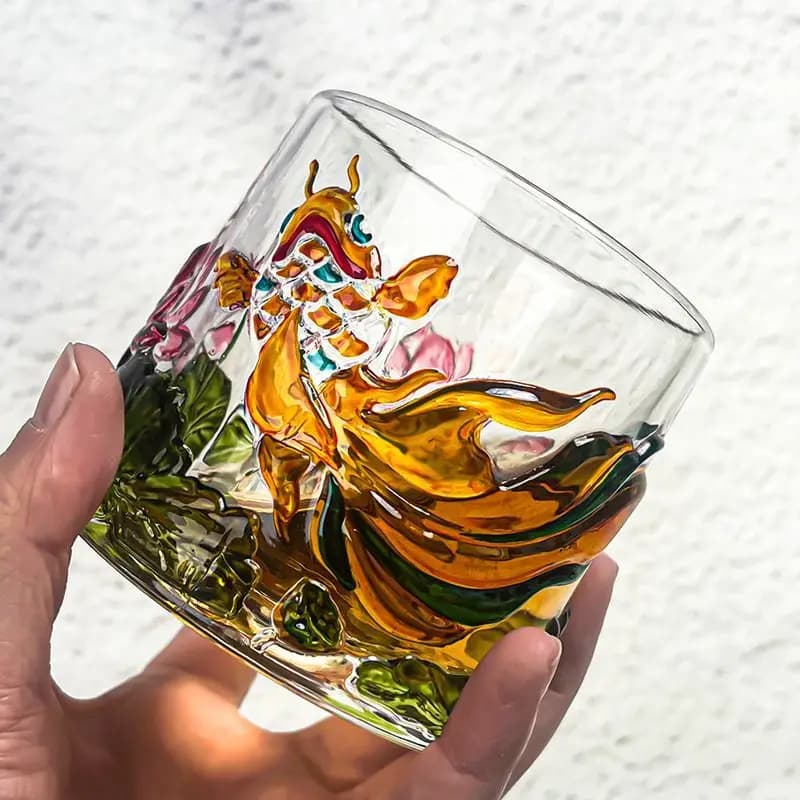 Goffratura Bicchieri Riduzione della pressione Tazza girevole Bicchiere da whisky con base Bicchiere da birra Vetreria Koi Fish Lotus Bicchiere da cocktail per la casa