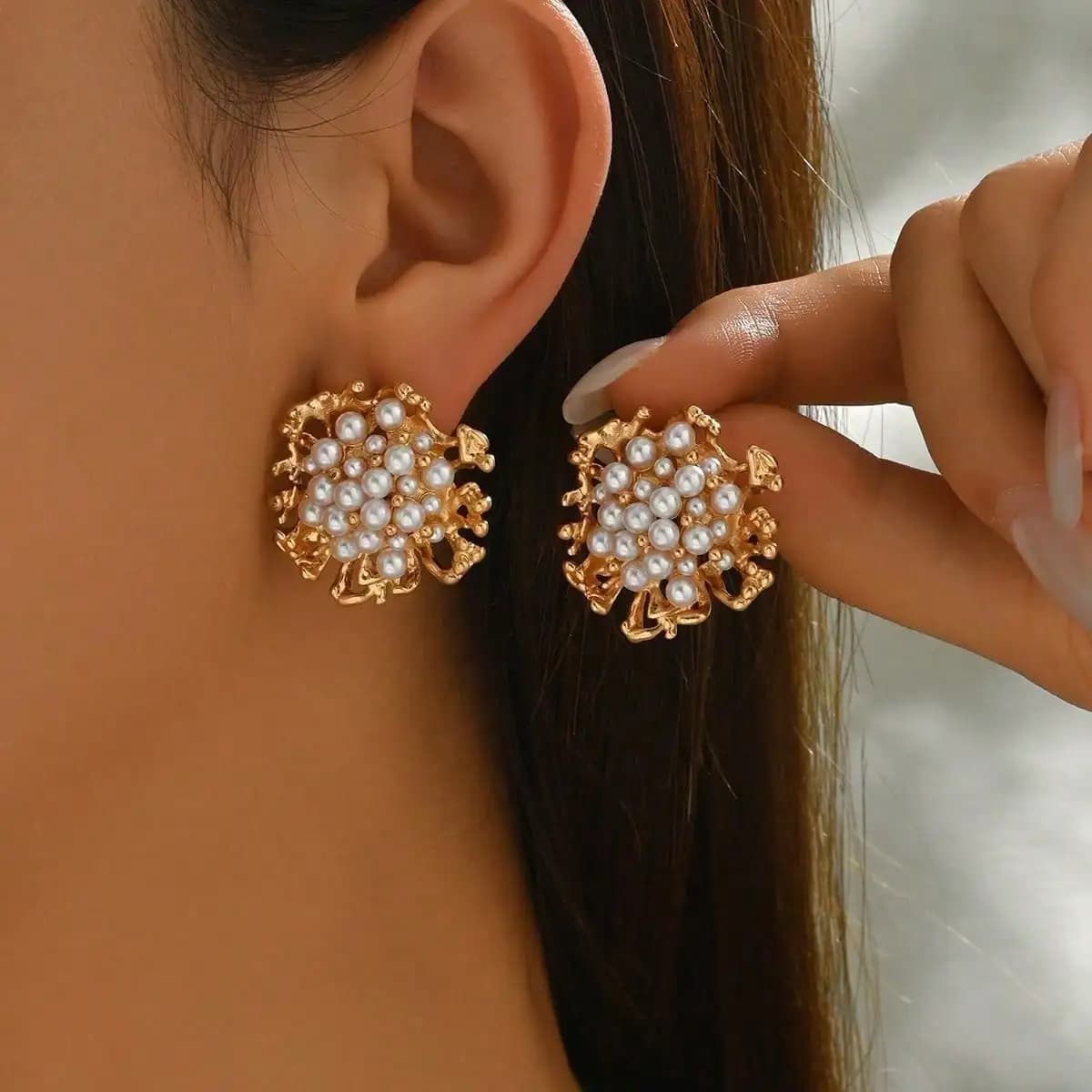 Orecchini a grappolo di perle alla francese da donna, alla moda, placcati oro, con perle floreali cave, accessorio a lobo
