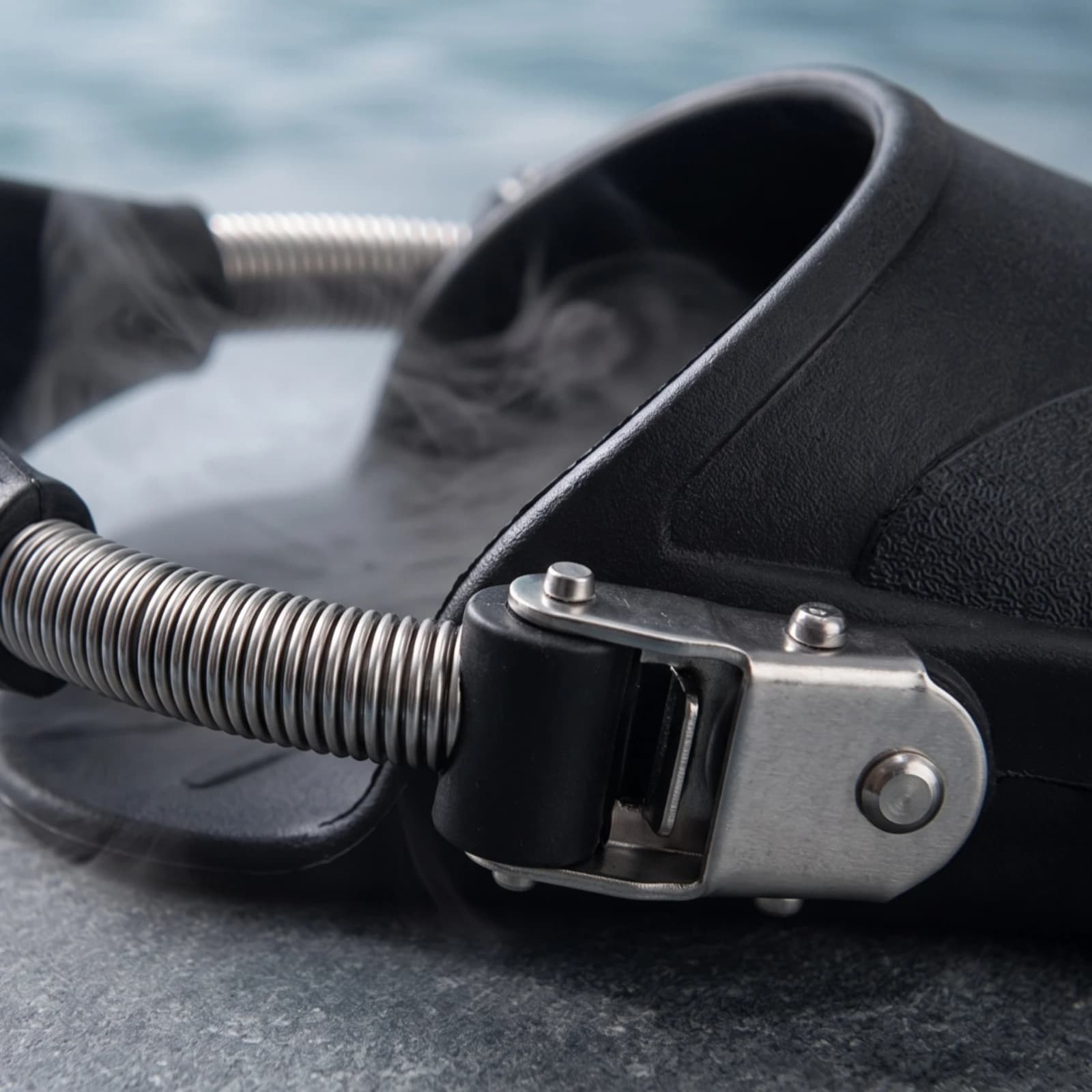Diving Fin Strap with Spring Heavy-Duty Scuba Fin Strap with Pull Handle Gear Secure Compatible for Divers, Snorkeling
