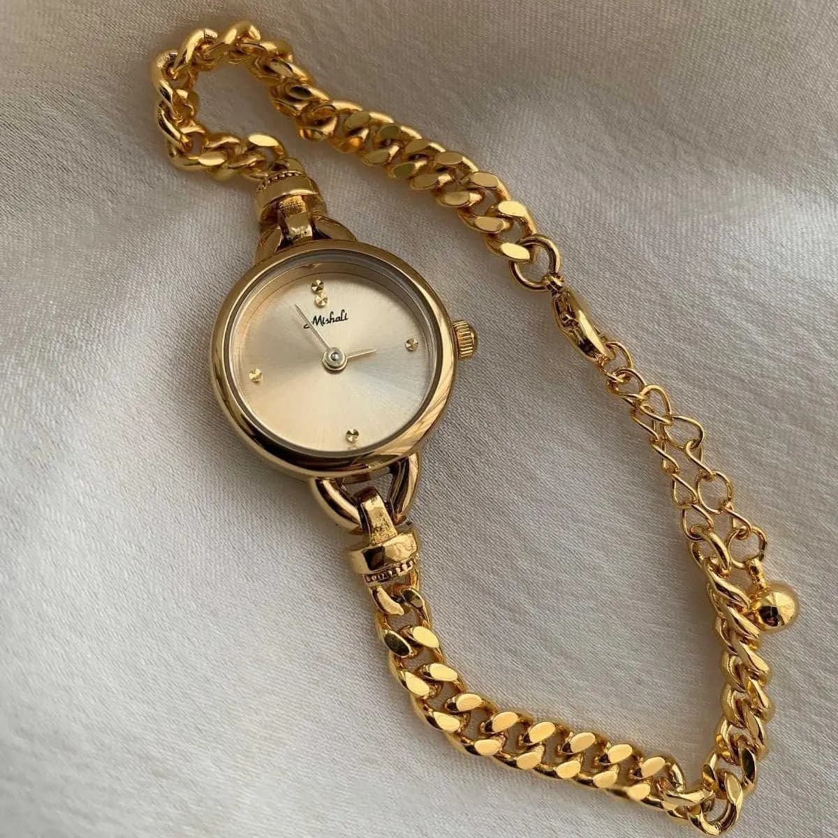 New stylish, fashionable and simple wristwatch, small and elegant, perfect for students and women, a sophisticated wristwatch.