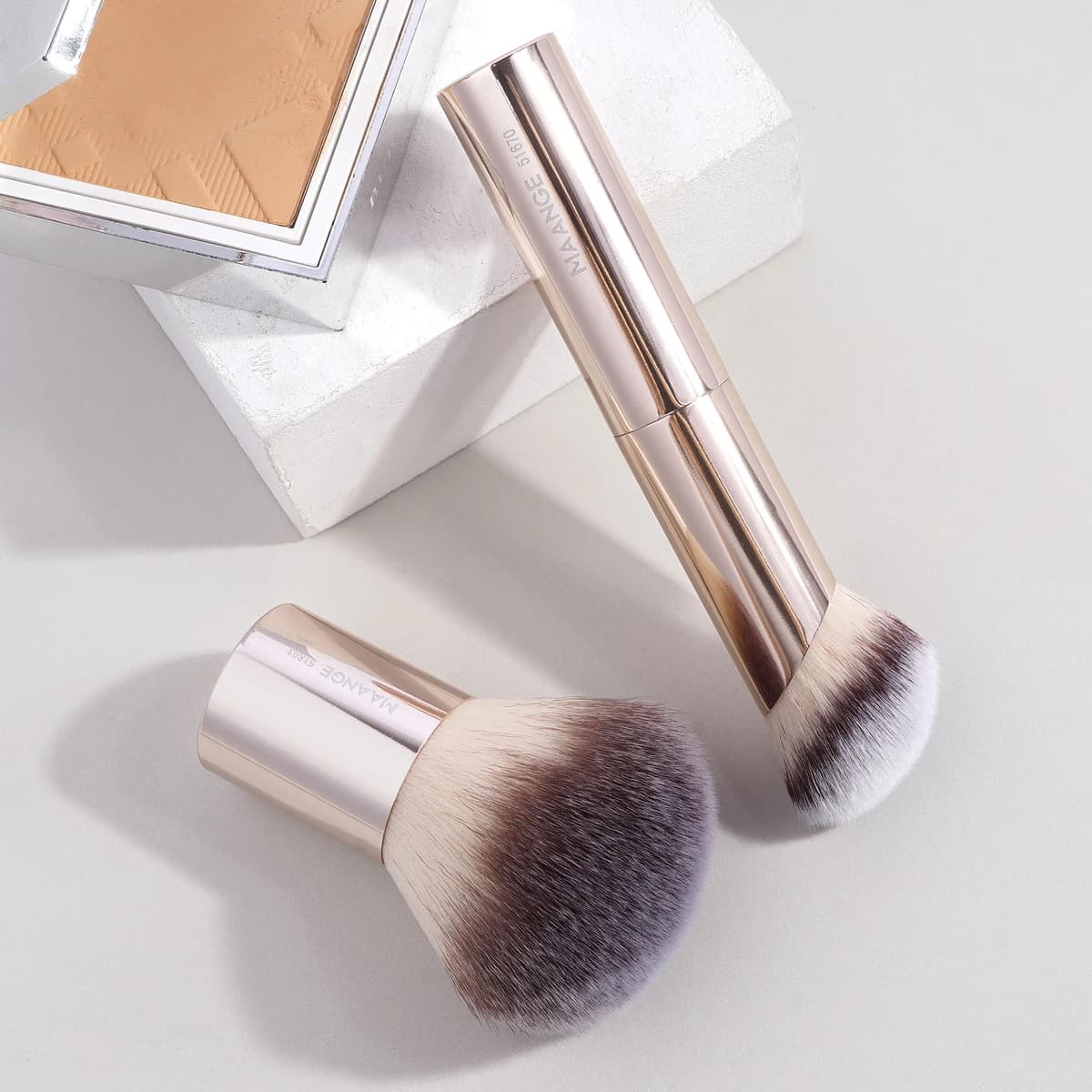 MAANGE 2PCS Set di pennelli per trucco Angolo Kabuki Pennello per fondotinta Capelli sintetici Contorno viso Fard per strumenti di miscelazione polvere liquida