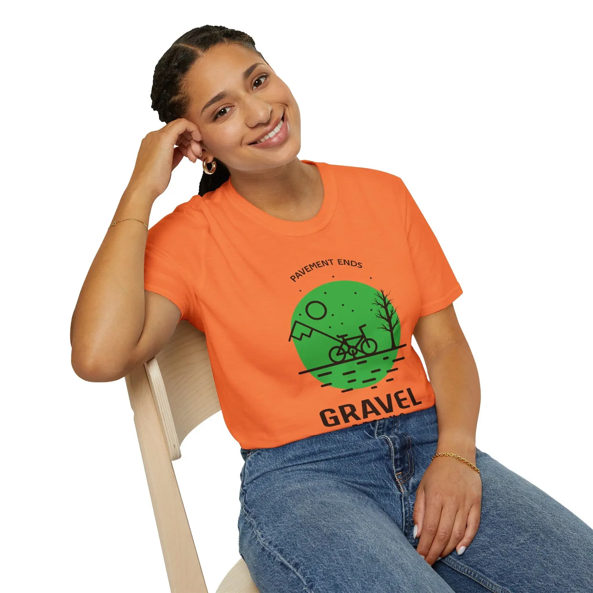 T-shirt con design da ciclismo: la pavimentazione finisce, il ghiaia inizia, l'avventura inizia
