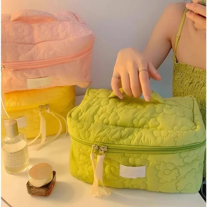 Women's Makeup Bag with Soft Floral Pattern Toiletries Cosmetic Organizer Zipper Bag Travel Bag Cosmetic Bags Women's Makeup Bag