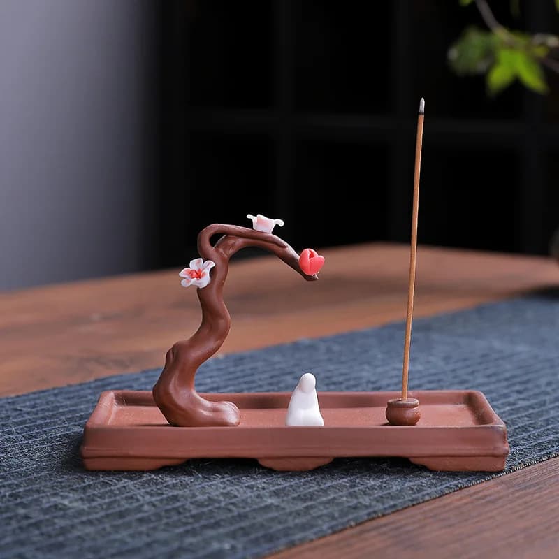Commercio all'ingrosso di pezzi creativi per decorazioni per la casa in stick di incenso in legno di agar di sandalo con supporto per fiori di pruno in argilla viola