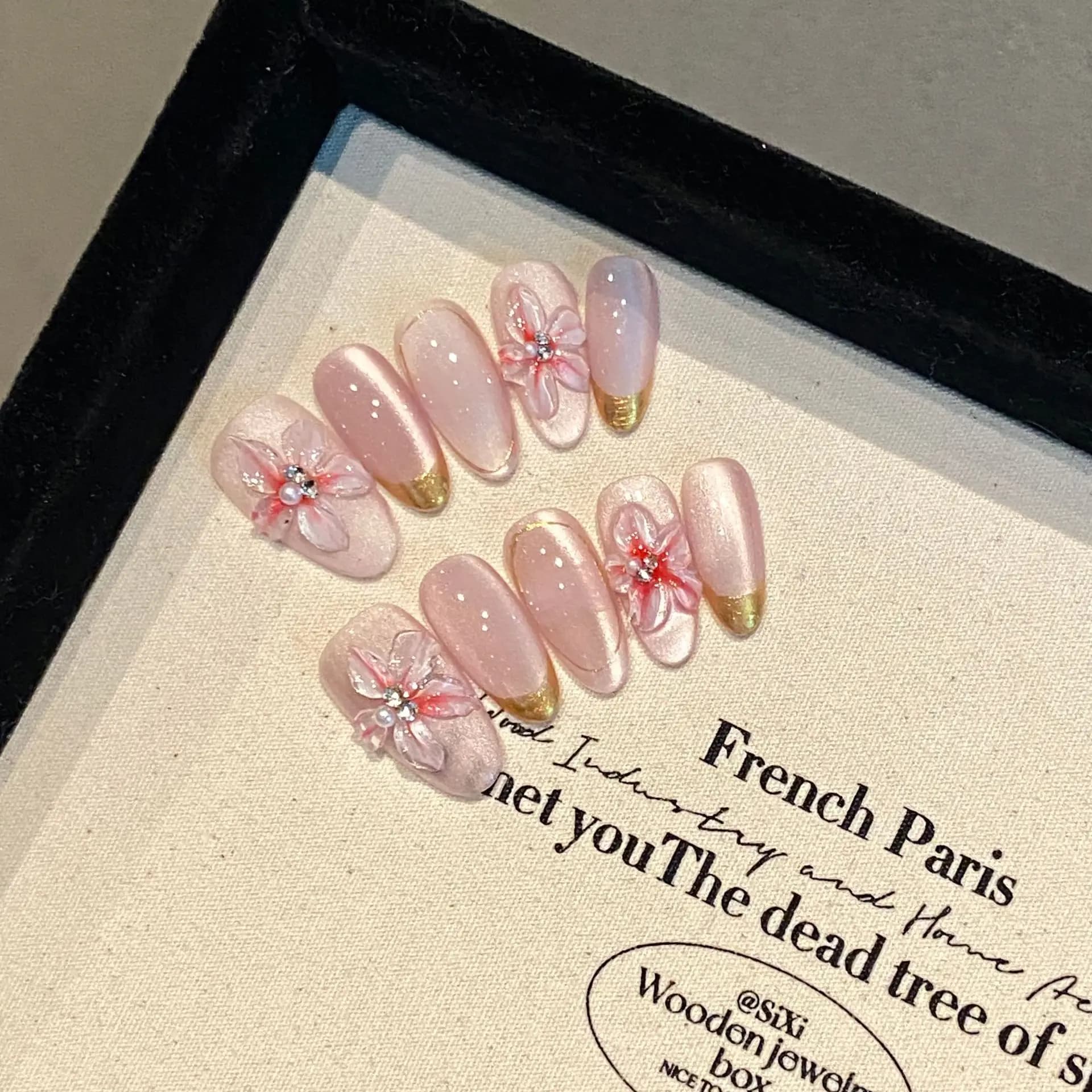 Hand-made print on the nails Cat Eye fake nails with pink flower beads design Wearable Complete cover Fashionable almond fake nails