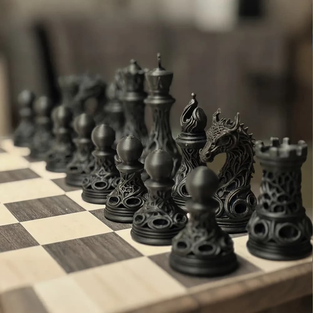 Set di 32 Pezzi Scacchi Gotici a Forma di Drago, Bianco e Nero, Design Cavo Stampato in 3D, Ornamento da Tavolo, Regalo per Amanti degli Scacchi