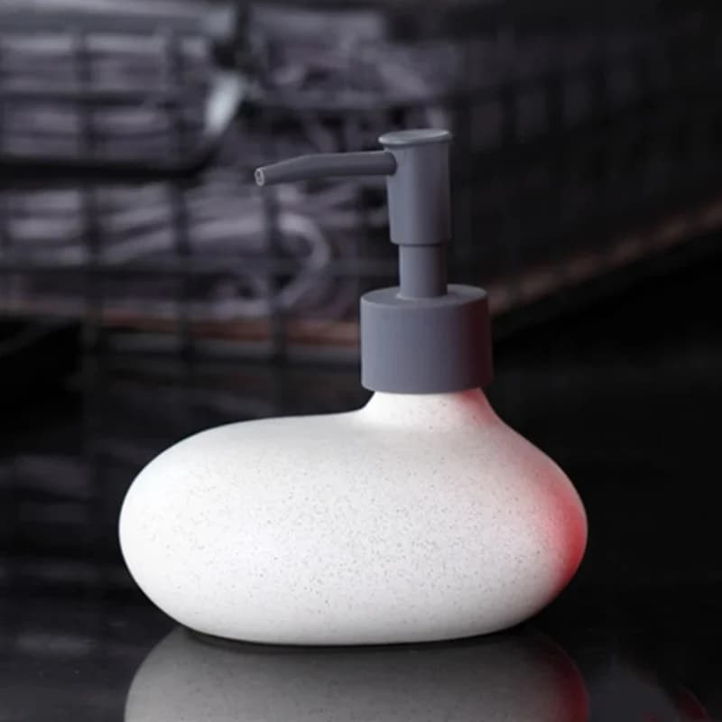 Bottiglie vuote da bagno in ceramica: shampoo, gel doccia, disinfettante per le mani e dispenser di sapone per uso domestico organizzato