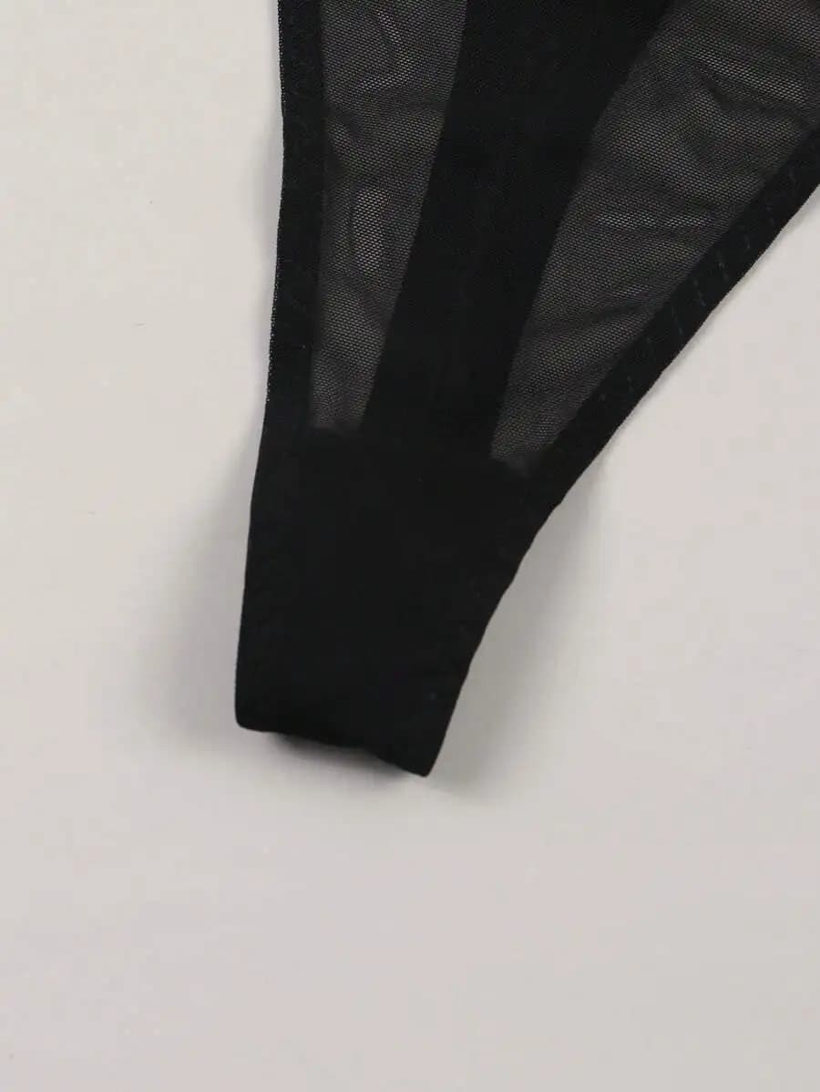 Intimo a perizoma in rete nera traspirante da donna con slogan stampato, progettato per l'abbigliamento da sera