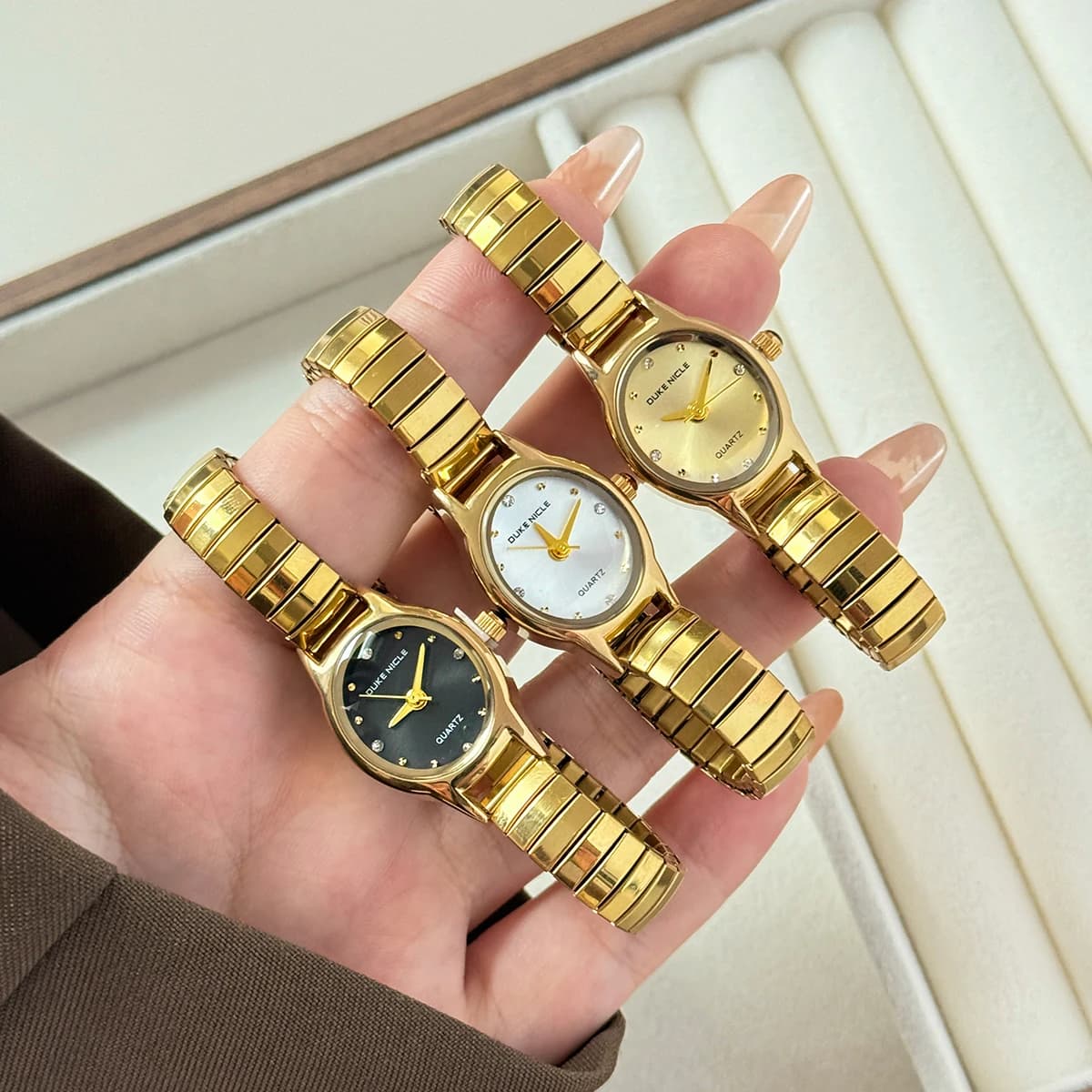 Orologio al quarzo con cinturino elastico alla moda Orologio da polso con quadrante ovale piccolo dorato per donna Orologio da polso con cinturino elasticizzato da donna Reloj Mujer