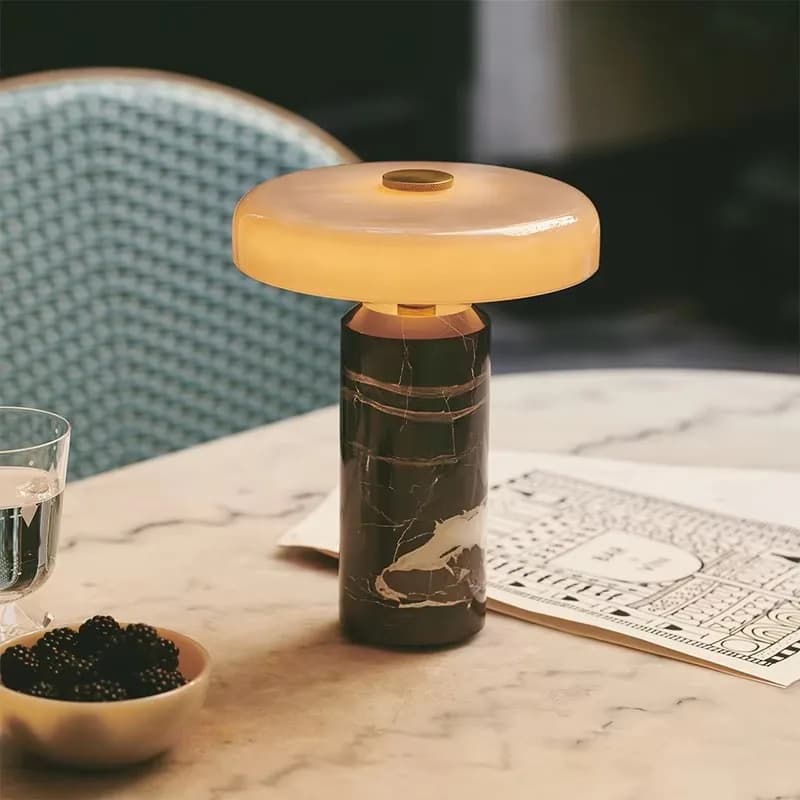 Lampada da comodino di design per camera da letto, lampada da scrivania post-moderna di lusso, scrivania creativa in stile scandinavo con piano in marmo