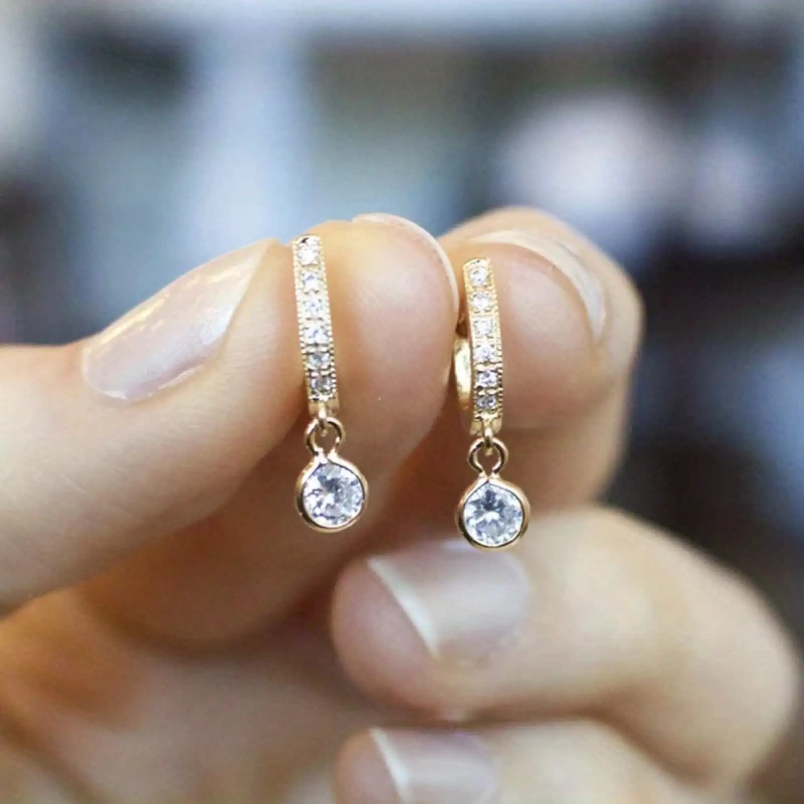 Eleganti orecchini pendenti con pietra portafortuna di aprile, zirconia sintetica scintillante incastonata con gioielli in rame dorato, design semplice adatto per