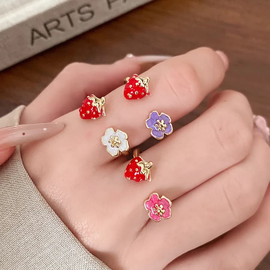 Anello Aperto a Fiore di Fragola con Gocce d'Olio, Stile Vacanza, Fresco e Dolce, Anello da Indice, Gioiello da Mano di Lusso Leggero per Donna
