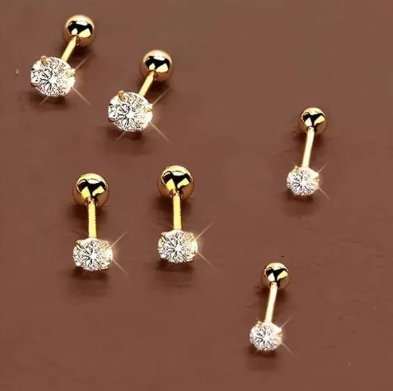 Realizzati in acciaio inossidabile resistente, ogni borchie presenta una zirconia cubica rotonda scintillante incastonata su un barbell con chiusura a vite, disponibili in tre diverse misure.