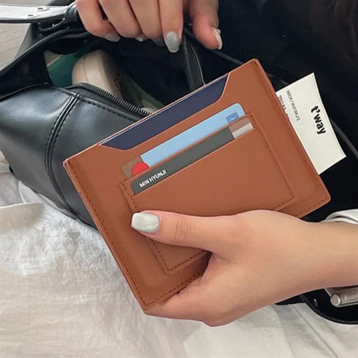 Porta Passaporto in Pelle PU, Semplice e Portatile, Custodia per Documenti di Viaggio e Carte per Viaggi Internazionali