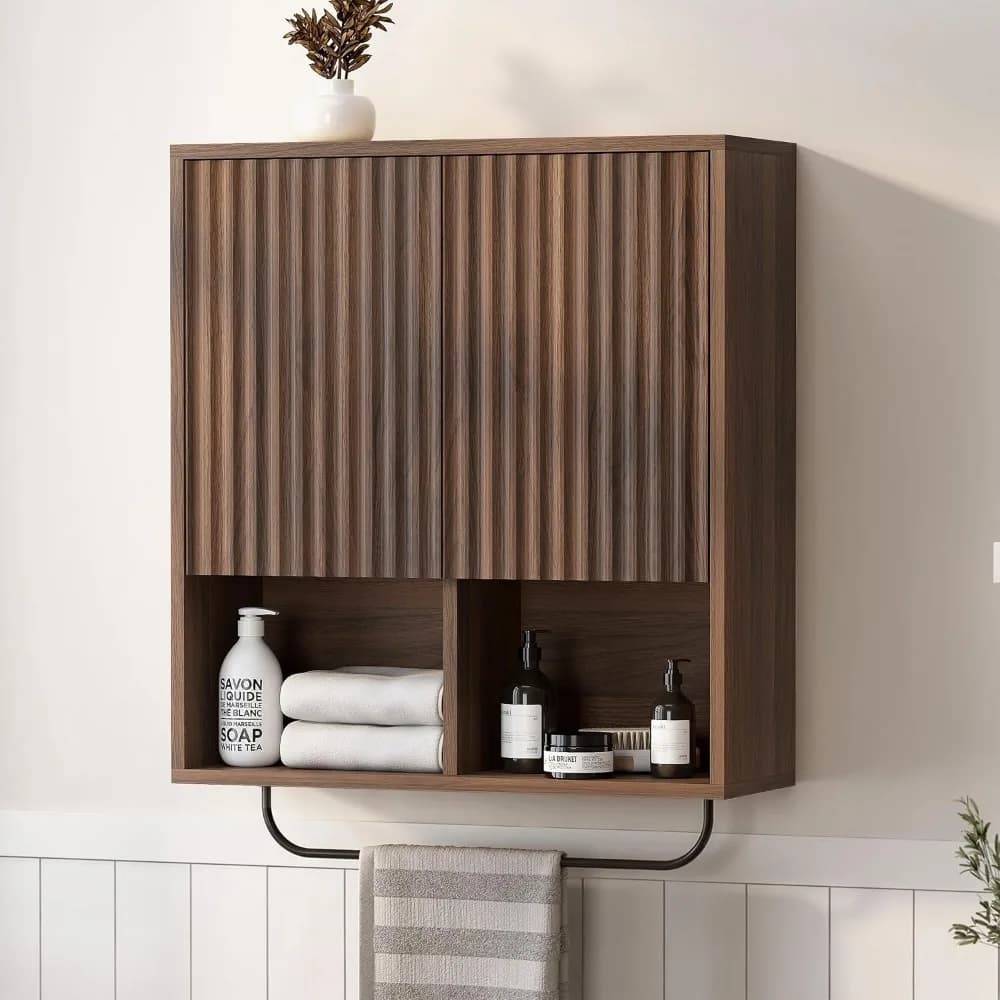Pensile per bagno, armadietto per medicinali in legno scanalato con 2 ante, ripiano regolabile e portasciugamani, moderno montaggio a parete L
