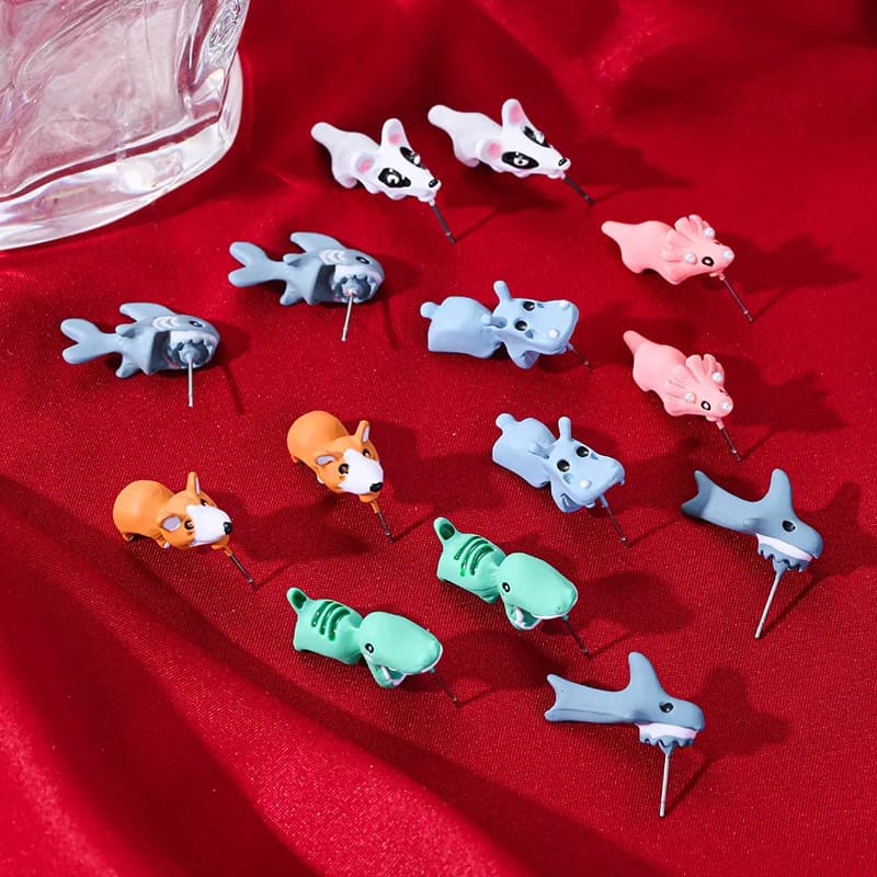 Simpatico cartone animato europeo e americano animale corgi piccolo cane bianco balena dinosauro squalo orecchini con vernice spray carino mini persona