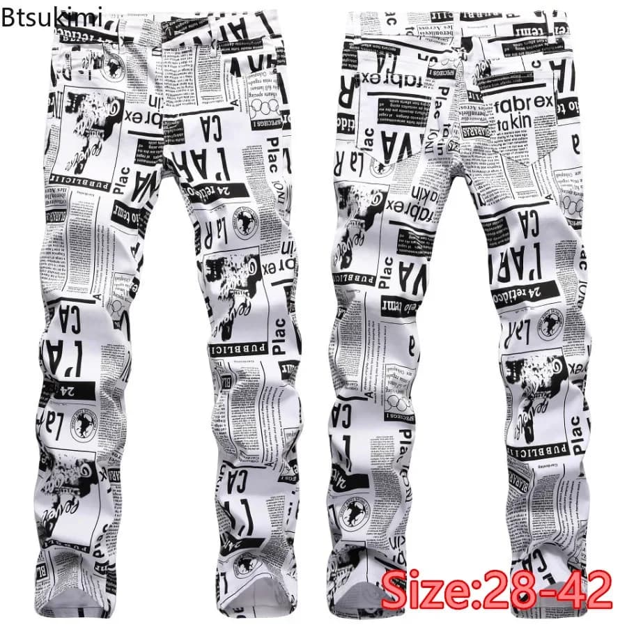 2026 Jeans elasticizzati slim da uomo Street Style Trend Giornale Stampa completa Pantaloni casual da uomo in denim sexy alla moda personalizzati