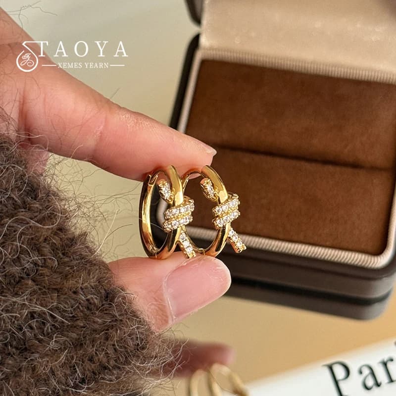 Eleganti Orecchini a Cerchio in Metallo Dorato con Design a Spirale e Micro-Zirconi per Donne, Accessorio di Tendenza, Gioielli alla Moda 2026, Nuovo Modello
