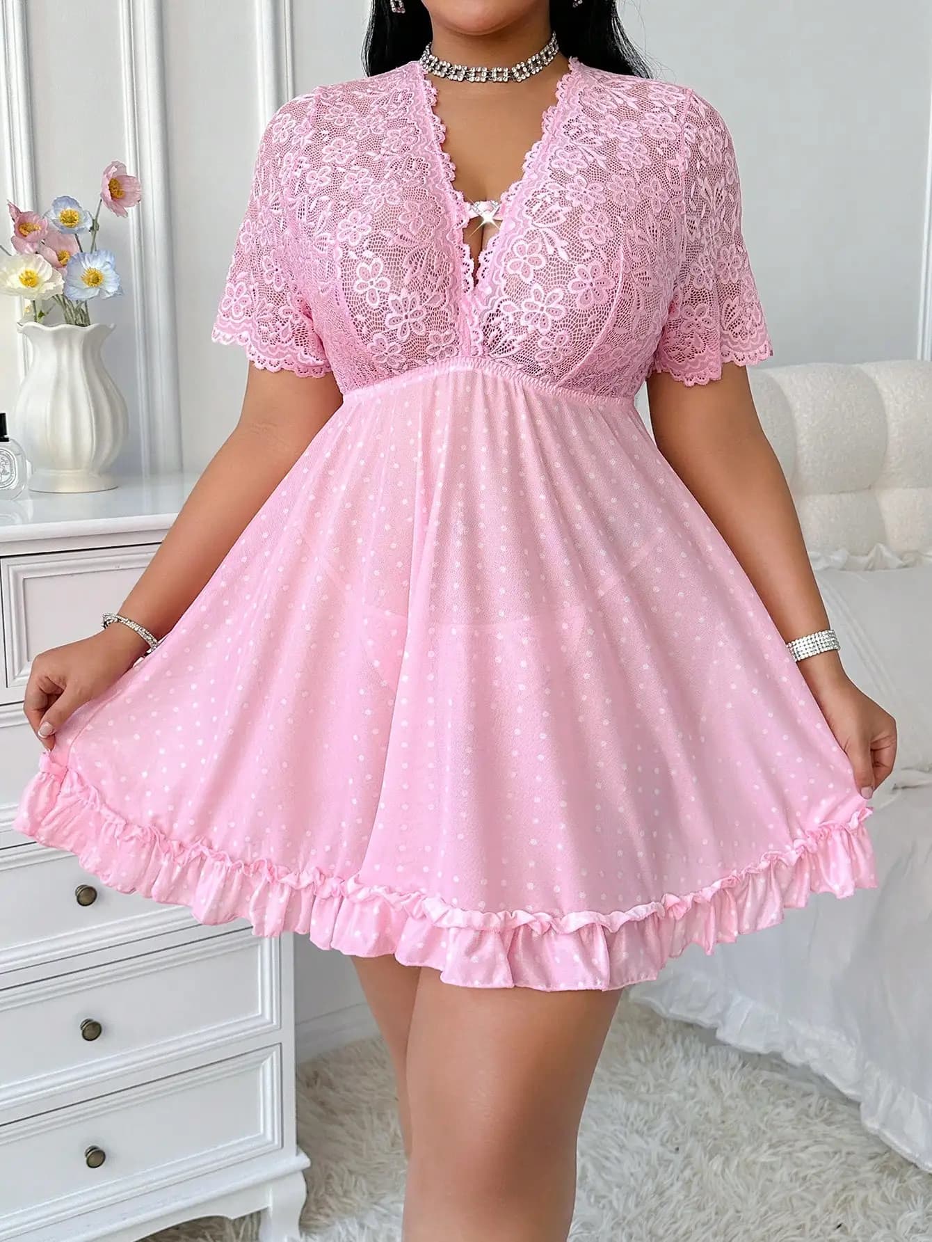 Completo con Top in Pizzo Rosa e Gonna a Pois, Scollo a V Profondo, Orlo Arricciato, Abito Lingerie Taglie Forti