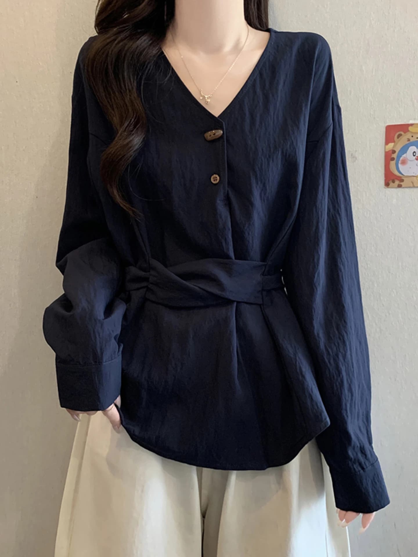 Camicia blu a maniche lunghe con scollo a V, effetto snellente, da donna, taglie forti, alla moda, con cintura in vita che nasconde la pancia, ideale per l'ufficio