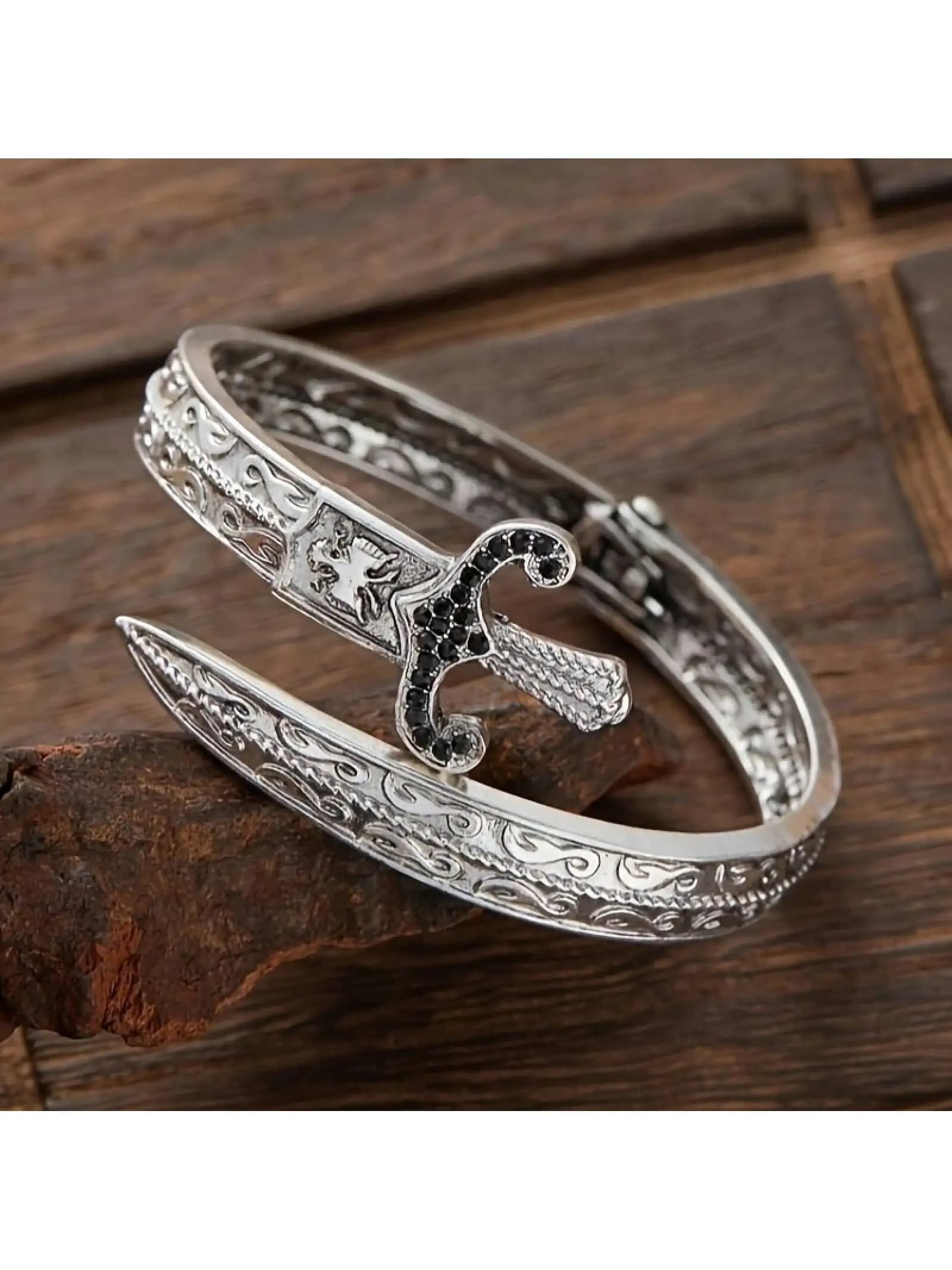 Bracciale Gotico Punk a Forma di Spada Aperta, Design Geometrico in Lega, Gioiello Hip Hop per Uomo, Accessorio Sportivo Quotidiano, Regalo di San Valentino